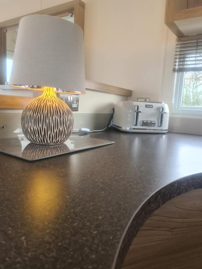 Beautiful 2 Bedroom Caravan, Holiday Park Tenby Saint Florence Экстерьер фото