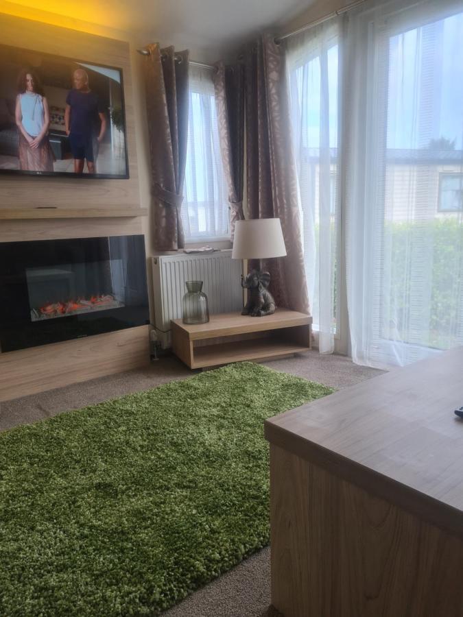 Beautiful 2 Bedroom Caravan, Holiday Park Tenby Saint Florence Экстерьер фото