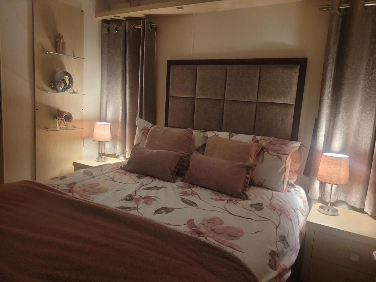 Beautiful 2 Bedroom Caravan, Holiday Park Tenby Saint Florence Экстерьер фото