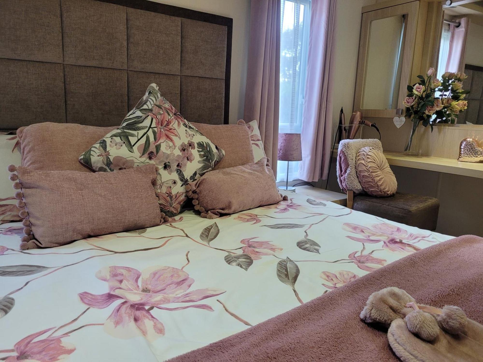 Beautiful 2 Bedroom Caravan, Holiday Park Tenby Saint Florence Экстерьер фото